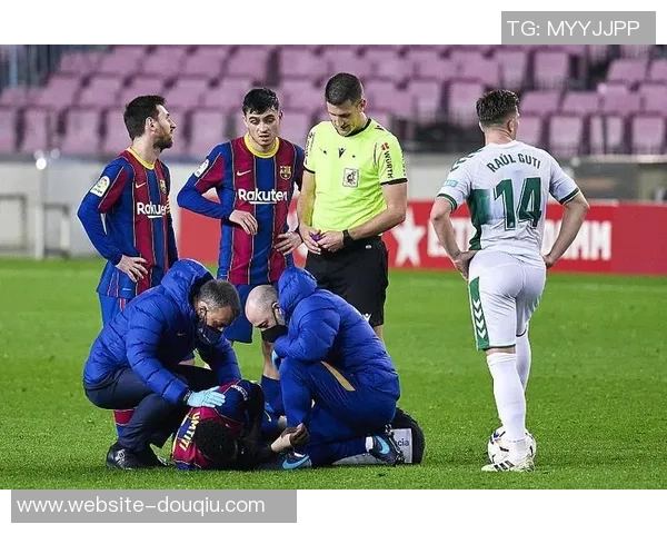 利物浦与巴萨激战正酣当前比分揭晓引发球迷热议