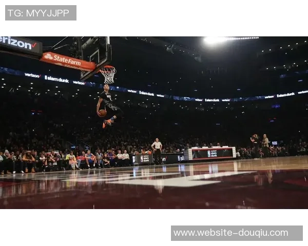 扎克拉文如何在NBA赛场上展现个人魅力与团队合作的完美结合